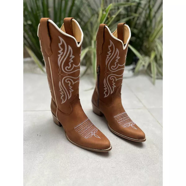 BOTA TEXANA EM COURO MARROM BORDADO BRANCO BICO FINO SOLADO MADEIRA - Imagem 2