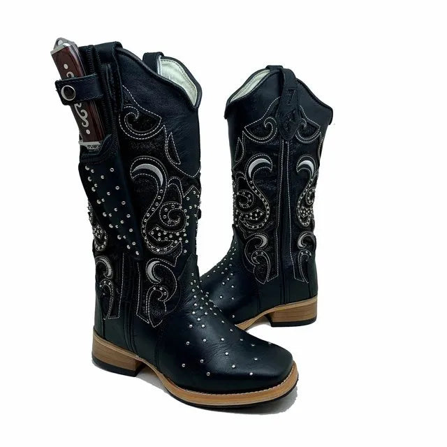 BotaFaca Livia
- Couro Látego Preto | Glitter Preto Bordado Branco