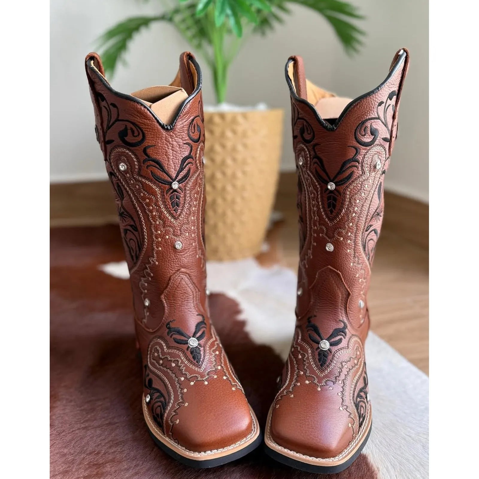 Bota Texana - Couro Látego Bordado Florência Preto e Bege Com Strass