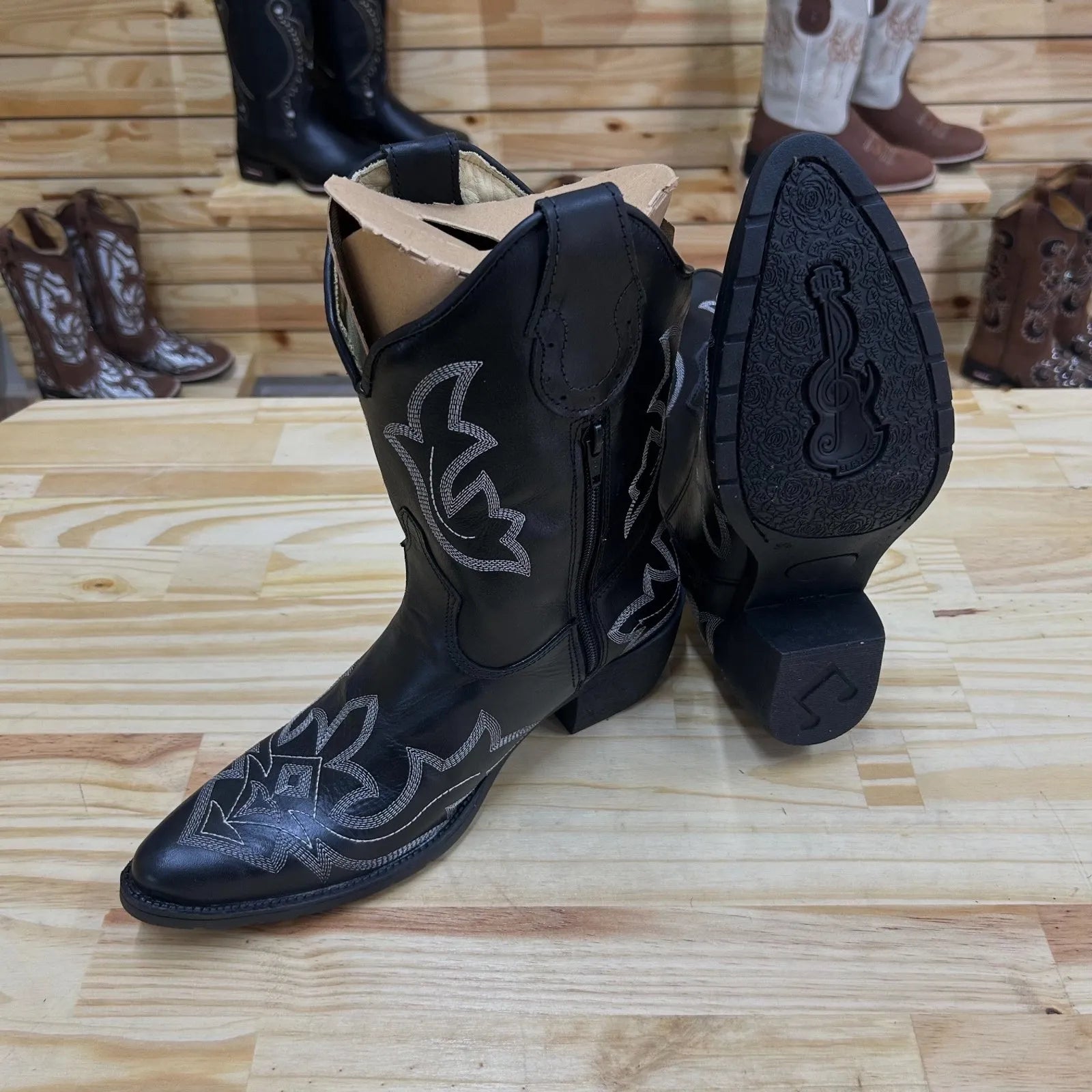 Texana Capota Asas - Couro Látego Preto | Bordado Branco - Imagem 3